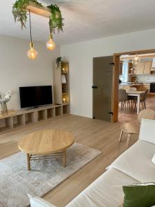 ein Wohnzimmer mit einem Sofa und einem Tisch in der Unterkunft Visit_Oberhof_2 in Oberhof