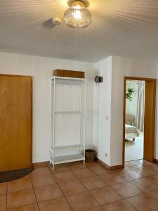 Zimmer mit einem Schrank und einer Decke in der Unterkunft Visit_Oberhof_2 in Oberhof
