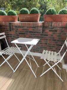 dos sillas y una mesa blanca y dos sillas en Elegance Lifestyle - Parking Gratuito!, en San Sebastián