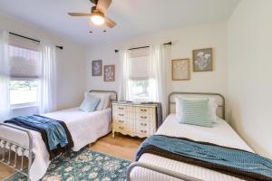 Ένα ή περισσότερα κρεβάτια σε δωμάτιο στο Pet-Friendly Alabama Retreat with Deck and Patio!
