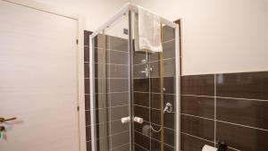 um chuveiro com uma porta de vidro na casa de banho em HICE ROOM em Catanzaro