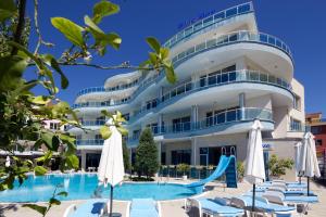 Swimming pool sa o malapit sa Blue Bay Hotel