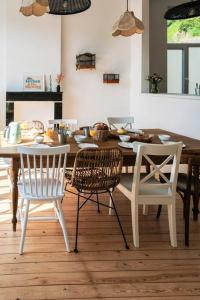 a dining room with a table and chairs at La Maison du Rivage in Dinant