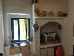 Кухня или мини-кухня в Artist Rooms - Triantafyllou Birth House
