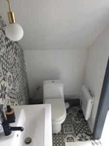 Et badeværelse på Studio moderne à Vieux- Thann avec parking privée