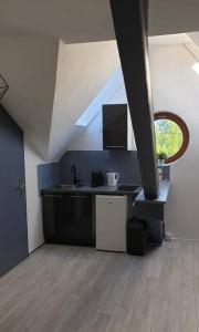 Ático con cocina con fregadero y ventana en Studio moderne à Vieux- Thann avec parking privée, 