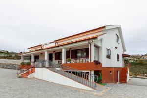 una casa con una scala davanti di Maison avec piscine : quinta do sol ad Amarante