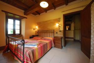 1 dormitorio con 1 cama en una habitación en Spoleto by the pool, en Spoleto
