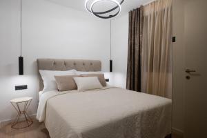 una camera bianca con un grande letto con lenzuola bianche di Apartment Artemis Zadar a Zara (Zadar)