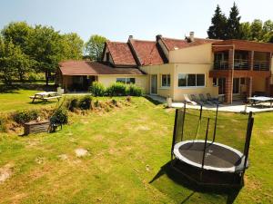 een huis met een golfkar in de tuin bij le petit gite de la maison lierue 