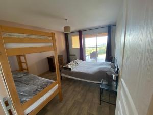 Postel nebo postele na pokoji v ubytování le petit gite de la maison lierue