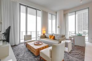 een woonkamer met een bank en een tafel bij Steps to Sand Ocean-View Condo in Hollywood in Hollywood