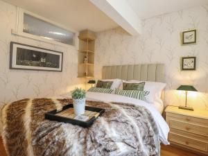 sypialnia z łóżkiem z tacą w obiekcie 256 London Road w mieście Colchester