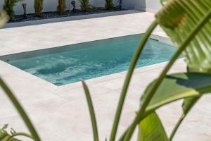 una piscina en medio de un patio en Chania Urban Living en La Canea