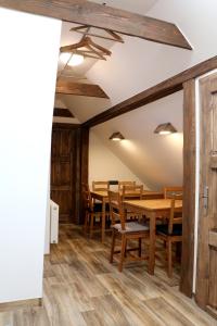 ein Esszimmer mit einem Holztisch und Stühlen in der Unterkunft Apartmán Pod střechou - Jelení chata Skladanka in Lučany nad Nisou