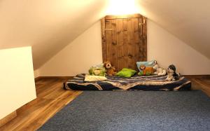 Zimmer mit einem Bett mit ausgestopften Tieren in der Unterkunft Apartmán Pod střechou - Jelení chata Skladanka in Lučany nad Nisou