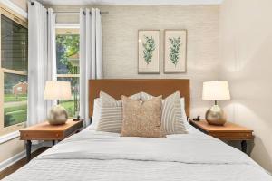 Katil atau katil-katil dalam bilik di New! Cozy Mid Century Modern Oasis 3bd Home