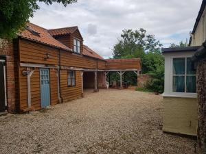 ノリッジにあるThe Barn, Norwichの木造家屋の外観(パティオ付)