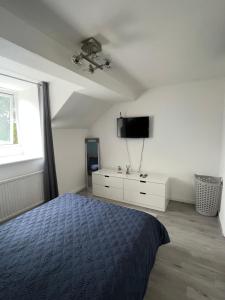 Schlafzimmer mit einem Bett und einem Flachbild-TV in der Unterkunft Lovely one bedroom apartment in Thornton Heath