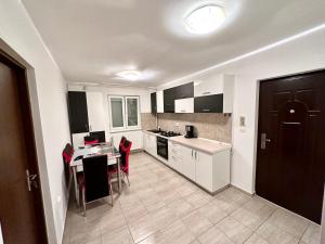 Köök või kööginurk majutusasutuses ADG 2 - Apartament cu 3 camere Timisoara