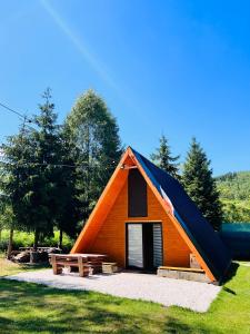 une petite maison avec une tare bleue dans l'établissement Domek nad Potokiem w Beskidach, à Rajcza