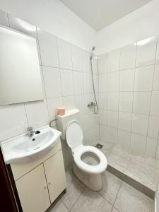 ein weißes Bad mit einem WC und einem Waschbecken in der Unterkunft ADG 2 - Apartament cu 3 camere Timisoara in Timişoara