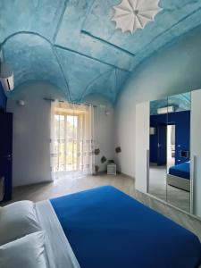 Casale Forno Vecchio في ترامونتي: غرفة نوم ذات سقف أزرق مع نجمة على السقف