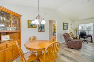 eine Küche und ein Esszimmer mit einem Tisch und Stühlen in der Unterkunft Waterfront Floral City Home On Bradley Lake! in Floral City
