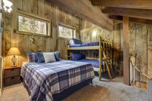 Ce lit se trouve dans un dortoir doté de 2 lits superposés et de murs en bois. dans l'établissement Townhome with Mtn View - Walk to Brian Head Lifts!, à Brian Head