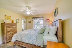 Schlafzimmer mit einem Bett und einem Deckenventilator in der Unterkunft Waterfront Floral City Home On Bradley Lake! in Floral City