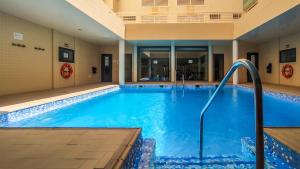 een zwembad in een hotelkamer met een zwembad bij Las Salinas in Roquetas de Mar