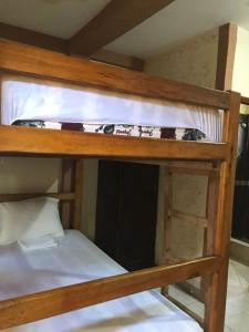 Una cama o camas cuchetas en una habitación  de Hostal Tierra y Mar