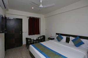 Tempat tidur dalam kamar di OYO Flagship 81128 Hotel Edisson