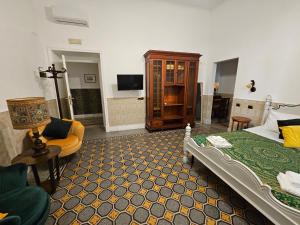 Camera con letto e TV di 4rooms In Rome a Roma