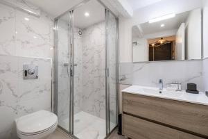 Un baño con ducha, inodoro y lavabo. en Chez Jude le Suquet, en Cannes 19 fotos más