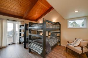 a bedroom with two bunk beds in a room at Hot Tub and Ocean Views Spacious Irish Beach Home! in Manchester