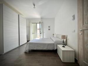 a bedroom with a bed and a table with a lamp at Il Gioiello a Palau in Palau
