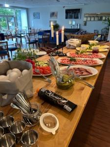 uma mesa longa com muitos pratos de comida em Sotenäs Golfhotell em Hunnebostrand