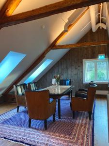 特隆赫姆的住宿－Storsand Gård，一间带桌椅的用餐室