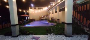 basen w środku budynku w nocy w obiekcie Villa Neng Dewi w mieście Cisarua