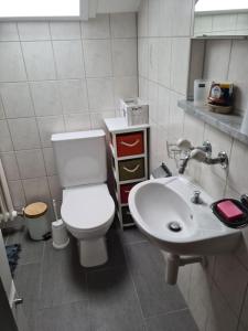 a bathroom with a white toilet and a sink at appartement 3 pce 