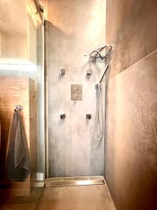 La salle de bains est pourvue d'une cabine de douche et d'un rideau de douche. dans l'établissement PODWALE 2 Apartment - Self Check-In 20h ~Parking & Lift, à Wrocław