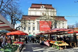 Retrowohnung im Herzen von Graz في غراتس: سوق امام مبنى كبير فيه برج