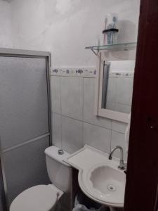 a small bathroom with a toilet and a sink at Casa no Centro em DM - 500 metros rua de lazer in Domingos Martins