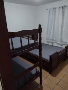 Tempat tidur susun dalam kamar di Casa no Centro em DM - 500 metros rua de lazer