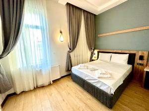 sypialnia z łóżkiem i dużym oknem w obiekcie Newalla Hotel Old City w Stambule