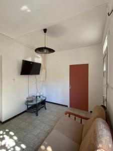 アルジェレス・シュル・メールにあるLes Ondinesのソファとテレビのあるリビングルーム