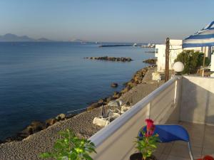 einen Balkon mit Meerblick in der Unterkunft Ladikos Beach Hotel in Kardamaina