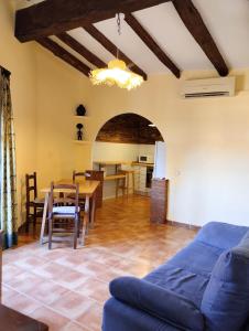 a living room with a blue couch and a table at Apartamento Tarragona centro histórico in Tarragona