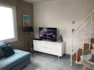 TV a/nebo společenská místnost v ubytování Pavillon 50 m² avec terrasse